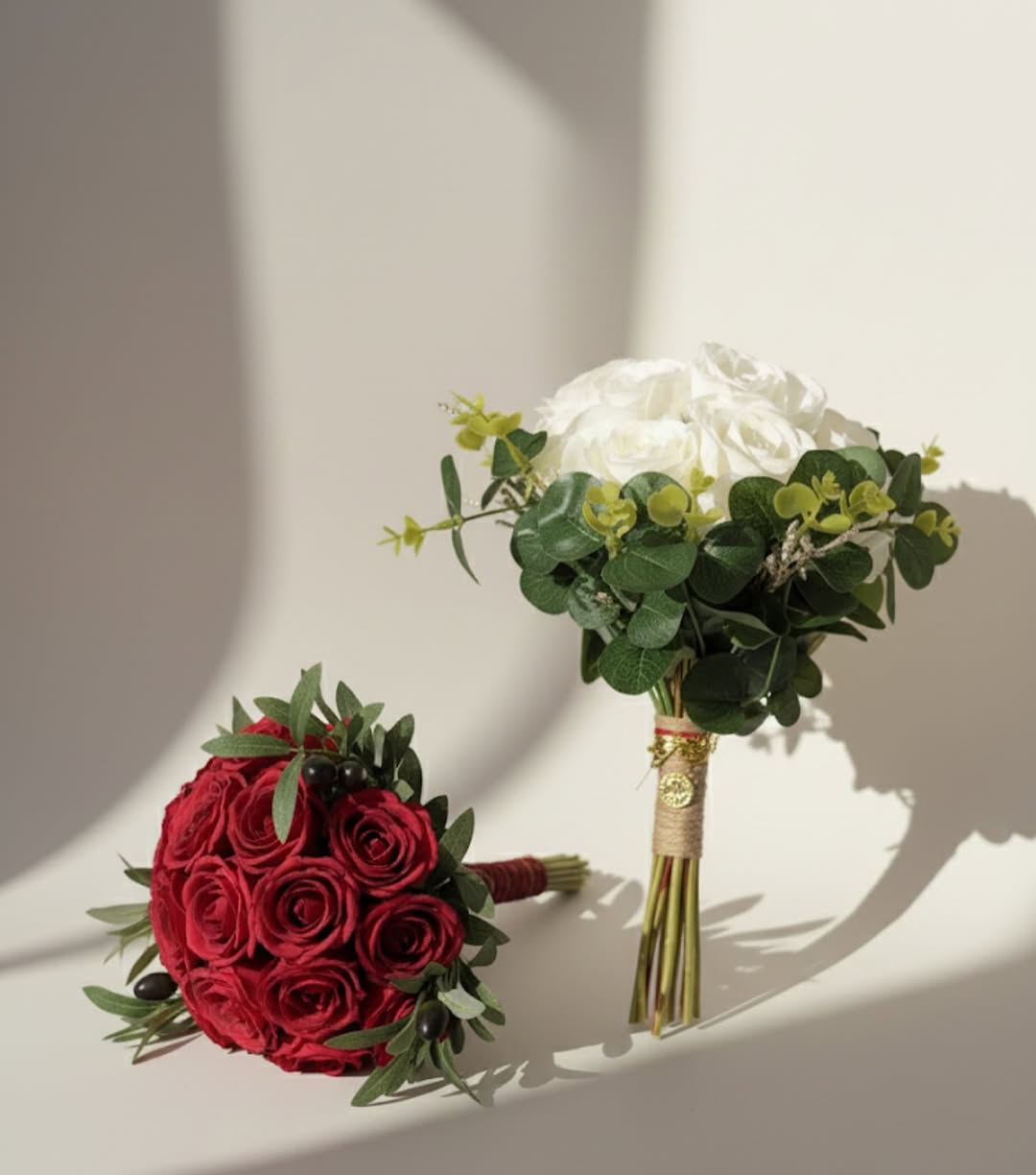 Red & White Rose Bouquets – Elegance in Contrast